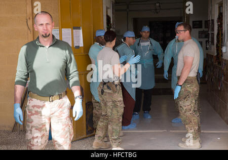 Medizinisches Personal von Provincial Reconstruction Team (PRT) Farah, 541st freuen uns OP-Team (Airborne) und Koalitionstruppen erwarten die Ankunft von vier Verwundeten afghanischen Polizisten am Eingang Hilfe Station auf FOB Farah, Dez, 31.  Vier Mitglieder von der afghanischen nationalen Polizei (ANP) beteiligt an einem IED-Streik durch PRT Farah medizinisches Personal behandelt wurden, die 541st nach vorn OP-Team (Airborne) und Koalition zwingen Sanitäter bei FOB Farah-Hilfe-Station.  PRT Farah Mission ist es, zu trainieren, beraten und unterstützen afghanische Staats-und Regierungschefs bei den Stadtwerken, Bezirks und Landesebene in der Provinz Farah, Af Stockfoto