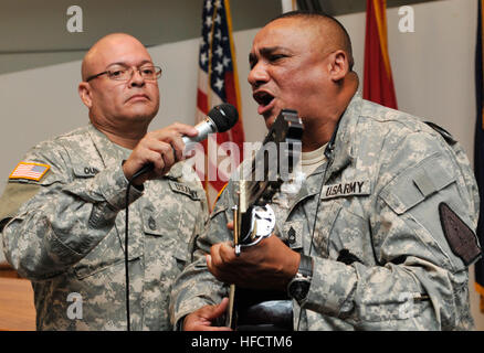 Sgt. 1. Klasse von Gilberto Rivera (rechts) mit Puerto Rico Army National Guard, Recruiting und Retention Bataillon führt in Joint Task Force Guantanamo 20 Dezember. Maj Gen Antonio Vicens und Mitglieder des Recruiting und Erholung Bataillon besucht Soldaten hier, die Firma B, 1 zugeordnet sind / 296. Infanterie-Regiment. Der Besuch war um Unterstützung für die Soldaten während der Ferienzeit zu zeigen. JTF Guantanamo bietet sichere, humane, legale, transparente Pflege und Obhut der Gefangenen, einschließlich der Militärkommission und die verurteilten freigegeben von einem Gericht angeordnete. JTF-co Stockfoto