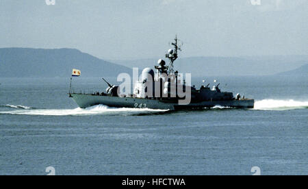 Ein Strahl Hafenansicht von einer sowjetischen Tarantul III-Klasse Rakete Corvette im Gange im Anschluss an ein anderes Handwerk während eines US-Navy Besuch in der Stadt. R-261 Stockfoto