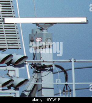 Ein Blick auf die SPS-48-3-d-Suche-Radarantenne auf dem nuklear angetriebene Flugzeugträger USS THEODORE ROOSEVELT (CVN-71).  Der SPN PL - 173P Träger gesteuert (CCA) Anflugradar ist am linken oberen gesehen, während die SPS-65-Antennen von Mark 91 Feuerleitsystem unten links sind.  Das kleine weiße bar Antenne ist das SPS-64 (V) 9-Radargerät. Radarantennen auf USS Theodore Roosevelt SPS-64 Stockfoto