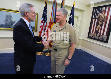 090519-N-5549O-041 WASHINGTON (19. Mai 2009) Secretary Of The Navy (SECNAV) die Honorable Ray Mabus vom Chief of Naval Operations (CNO) Admiral Gary Roughead gratulierte ist, nach seiner Vereidigung im Pentagon. Mabus ist der 75. Secretary Of The Navy. (Foto: U.S. Navy Mass Communication Specialist 2. Klasse Kevin S. O'Brien/freigegeben) Ray Mabus mit Gary Roughead Stockfoto