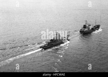 Eine Antenne Steuerbord Quartal Aussicht auf einen sowjetischen Krivak Klasse I Lenkflugkörper Fregatte Teilnahme an einer im Gange Nachschub mit einem nicht identifizierten Öler. Razyashchiy1987 Stockfoto