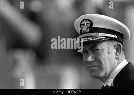 In dieser Datei Foto 30. Dezember 1986, Admiral Frank B. Kelso II, tourt Commander in Chief, US Atlantic Fleet, das Schlachtschiff USS Iowa (BB-61). Kelso, 79, Sonntag, 23. Juni 2013, nach Verletzungen durch einen Sturz in dieser Woche gestorben. Kelso, gebürtig aus Fayetteville, Tennessee, diente als Chief of Naval Operations von 29. Juni 1990 bis 23. April 1994. (Foto: U.S. Navy des Fotografen Chief Mate Jeff Hilton/freigegeben) Admiral Frank B. Kelso II 861230-N-ZZ999-001 Stockfoto