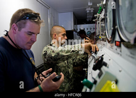 Navy Diver 1. Klasse James Goodman, links, und Navy Diver 3. Klasse Patrick Lane, beide zugewiesen, Mobile Tauchen und Salvage Unit (MDSU) 2, 2-2, Unternehmen prüfen Messgeräte während der Durchführung einer Recompression Chamber Bohrmaschine. MDSU 2 erhält Commander Task Group 56,1, Förderung von mir Gegenmaßnahme, explosive Ordnance Entsorgung, Bergung Tauchen und Schutz für die USA 5. Flotte Aufgabengebiet. (Foto: U.S. Navy Mass Communication Specialist 3. Klasse Jümar T. Balacy/freigegeben) Recompression Chamber Bohrer 130102-N-GG400-019 Stockfoto