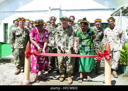 TARAWA, Kiribati (17. Juni 2015) – (von links nach rechts) Kiribati Minister of Education Maere Tekanene, Commodore, Task Force Forager, Captain James Meyer und Rektor der Red Beach Primary School, Mary Noere, schneiden das Band während einer Zeremonie am 17 Juni. Das Band Schneiden markiert den Abschluss der Renovierungen von Seabees Pazifischen Partnerschaft 2015 befestigt. Task Force Forager ist an Bord des Military Sealift Command-gemeinsame high-Speed-Schiffes USNS Millinocket (JHSV 3) begonnen. Millinocket dient als sekundäre Plattform für Pacific Partnership, unter der Leitung von expeditionary Befehl Element der Marine 30 t Stockfoto