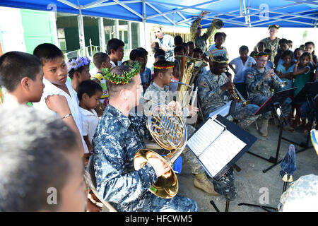 TARAWA, Kiribati (17. Juni 2015) – führt die Pazifischen Partnerschaft gemeinsame Band während einer Banddurchtrennungszeremonie 17 Juni. Das Band Schneiden markiert den Abschluss der Renovierungen von Seabees Pazifischen Partnerschaft 2015 befestigt. Task Force Forager ist an Bord des Military Sealift Command-gemeinsame high-Speed-Schiffes USNS Millinocket (JHSV 3) begonnen. Millinocket dient als sekundäre Plattform für Pacific Partnership, unter der Leitung von expeditionary Befehl Element 30. Naval Construction der Marine Regiment (30 NCR) von Port Hueneme, Calif. Jetzt ist Pacific Partnership in seiner 10. Iteration, die große Stockfoto