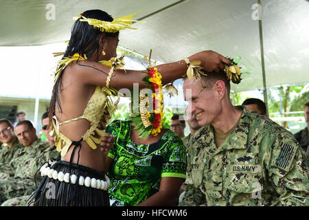 TARAWA, Kiribati (17. Juni 2015) - stellt eine Mädchen Kiribati eine traditionelle Girlande Commodore, Task Force Forager Captain James Meyer während einer Banddurchtrennungszeremonie am 17 Juni. Das Band Schneiden markiert den Abschluss der Renovierungen von Seabees Pazifischen Partnerschaft 2015 befestigt. Task Force Forager ist an Bord des Military Sealift Command-gemeinsame high-Speed-Schiffes USNS Millinocket (JHSV 3) begonnen. Millinocket dient als sekundäre Plattform für Pacific Partnership, unter der Leitung von expeditionary Befehl Element 30. Naval Construction der Marine Regiment (30 NCR) von Port Hueneme, Kalifornien Nein Stockfoto