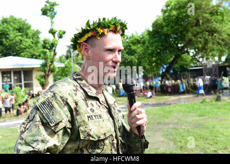 TARAWA, Kiribati (17. Juni 2015) - Commodore, Task Force Forager Captain James Meyer liefert eine Rede während einer Banddurchtrennungszeremonie am 17 Juni. Das Band Schneiden markiert den Abschluss der Renovierungen von Seabees Pazifischen Partnerschaft 2015 befestigt. Task Force Forager ist an Bord des Military Sealift Command-gemeinsame high-Speed-Schiffes USNS Millinocket (JHSV 3) begonnen. Millinocket dient als sekundäre Plattform für Pacific Partnership, unter der Leitung von expeditionary Befehl Element 30. Naval Construction der Marine Regiment (30 NCR) von Port Hueneme, Calif. Jetzt in seiner 10. Iteration, Pacific Pa Stockfoto