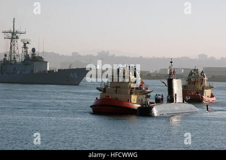 070910-N-0946B-001 SAN DIEGO (10. September 2007) ÐSailors an Bord der chilenischen u-Boot-CS Simpson (SS-21) zieht in Port geführte Raketen Fregatte USS Rentz (FFG 46) vorbei. Simpson werden am Naval Base Point Loma für drei Monate als Teil der Diesel elektrische u-Boot-Initiative (DESI) mit der US-Marine. DESI ist eine Partnerschaft, die den USA und anderen alliierten Seestreitkräfte, zusammen zu arbeiten, zu trainieren und Testmöglichkeiten Unterwasser Kriegsführung durch Engagement Taktiken, Waffe Systemtests und Begegnung Operationen ermöglicht. Foto: U.S. Navy Mass Communication Specialist () 1. Klasse Kristina Brockman Stockfoto