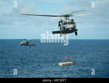 130428-N-LP801-162 Pazifik (28. April 2013) MH-60 s Sea Hawk Hubschrauber zugewiesen, die Indianer der Hubschrauber Meer bekämpfen Squadron (HSC) 6 Transport Fracht zwischen dem Flugzeugträger USS Nimitz (CVN-68) und das Military Sealift Command trocknen Munition Schiff USNS Richard E. Byrd (T-AKE 4) während einer Auffüllung ein Meer. Nimitz und Carrier Air Wing 11 verließ San Diego für eine westliche pazifische Bereitstellung. (Foto: U.S. Navy Mass Communication Specialist 3. Klasse Raul Moreno Jr./freigegeben) Nachschub auf dem Meer 130428-N-LP801-162 Stockfoto