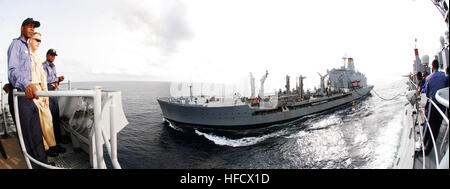 080318-N-8933S-001-Golf von GUINEA (18. März 2008) Lt. CMdR Thomas Kait, Executive Officer von amphibischen Dock Landungsschiff USS Fort McHenry (LSD-43), das Typschiff in Afrika Partnerschaft Station (APS) beschreibt die Verfahren von einer im Gange Nachschub mit Military Sealift Command Flotte Nachschub Öler USNS Patuxent (T-AO 201) Lt. Nsikan Friday und Lt. Mohamed Olanrewaju Zubair der nigerianischen Marine. APS ist Bestandteil der Marine kooperative Meeresstrategie bringen die neuesten Trainings und Techniken auf maritime Profis in neun West- und zentralafrikanischen Länder und Adresse Stockfoto