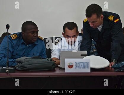 DAKAR, Senegal (10. März 2014) Sierra Leone Navy Lt. Mark Sumah, mauretanische Navy Lt. Ahmed Salem Maouloud, Übung Koordinator und spanische Marine Lt. CMdR Antonio de Ugarte Blanco arbeiten zusammen in der Sahara Express Ausübung Kontrollgruppe. Das EKG überwacht und führt die Übung wie sie fortschreitet. Ausübung der Sahara Express 2014 ist eine jährliche internationale maritime Sicherheit Zusammenarbeit Übung zur Verbesserung der Sicherheit im Seeverkehr und Sicherheit in Westafrika. (Foto: U.S. Navy Mass Communication Specialist 1. Klasse David R. Krigbaum / veröffentlicht) Republik von Sierra Leone bewaffnete Kräfte Lt. Mark Stockfoto