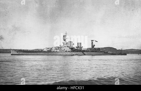 HMS Repulse (britische Schlachtkreuzer, 1916-1941) fotografiert ca. 1916 / 17, nach Post-Studien Veränderungen aber vor dem Empfang Suchscheinwerfer Türme auf ihr nach Trichter anstelle von offenen Suchscheinwerfer Plattformen. US Marine-Geschichte und Kulturerbe Befehl Foto. Repulse-1 Stockfoto