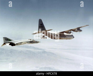 RF-4 b VMCJ-3 nähert VMGR-352 KC-130F sich zum Tanken c1970 Stockfoto