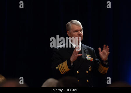 DENVER, Col (27. März 2008) âÄì Chief of Naval Operations (CNO) Admiral Gary Roughead spricht mit lokalen Wissenschaft, Wirtschaft und Regierung Beamte und beantwortet Fragen während des Gesprächs mit dem Land in Denver, Col.  Roughead diskutiert die wichtige Rolle der Matrosen und Marine Zivilisten in der kooperative Strategie für 21. Jahrhundert Seemacht. Foto: U.S. Navy Mass Communication Specialist 1. Klasse Tiffini M. Jones ADM Roughead 080327-N-FI224-147 Stockfoto