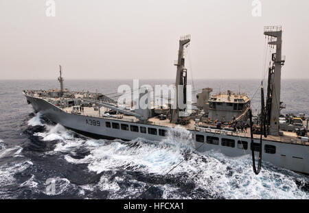 090716-N-9740S-036 USA 5TH Flotte Zuständigkeitsbereich (17. Juli 2009) der Royal Navy bereitet fleet auxiliary schnell Flotte Tanker RFA Wave Knight (A 389) übertragen von Kraftstoff auf den amphibischen Angriff Schiff USS Bataan (LHD-5) während ein Nachschub auf dem Meer. Bataan dient als das Flaggschiff der Bataan amphibische bereit Gruppe Sicherheit im Seeverkehr Operationen in den USA 5. Flotte Aufgabengebiet. (Foto: U.S. Navy Chief Masse Kommunikation Spezialist Tony Sisti/freigegeben) RFA Wave Knight (A-389) Stockfoto