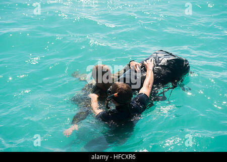 Der Bootsmann Mate 2. Klasse Matthew McGinn, von Amherst, VA., ein Rettungsschwimmer zugewiesen der amphibischen Dock Landungsschiff USS Rushmore (LSD-47), übt Rettung und Wiederherstellung Manöver auf Canadian Forces Soldat, die Charlie-Kompanie des 3. Bataillons, Prinzessin Patricias Canadian Light Infanterie-Division, während der Rand des Pazifik (RIMPAC) zugeordnet Übung 2014. Zweiundzwanzig Nationen, 49 Schiffe und sechs u-Boote, mehr als 200 Flugzeugen und 25.000 Mitarbeiter beteiligen sich an RIMPAC Übung vom 26. Juni bis Aug. 1 in und um die Inseln von Hawaii und Südkalifornien. Der Welt Stockfoto