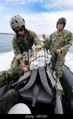 Die US-Navy-Seeleute von Explosivstoff Ordnance Disposal Mobile Unit 1 transportieren einen Großen Delfin namens Koa zu einem MH-53E Sea Dragon Helikopter während der multinationalen RIMPAC 2012-maritimen Übung in San Diego. Die Initiative fördert die internationale Zusammenarbeit und die Sicherheit des Seeverkehrs in der Pazifikregion. Stockfoto