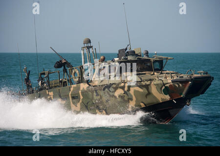 Persischen Golf (26. Oktober 2015) Riverine Befehl Boot (RCB) 802, zugewiesen, der kombiniert Task Group (CTG) 56,7, führt Patrouille Operationen im Persischen Golf. RCBs dienten ursprünglich in flachem Wasser und tropische Umgebungen, jetzt beitreten Betrieb in den USA 5. Flotte Bereich Verantwortung, haben diese Boote für offenen Meer Patrouille zweckentfremdet worden.  CTG 56,7 führt maritimer Sicherheitsoperationen um Bewegungsfreiheit für strategische Versand und Kriegsschiffen in den Küsten- und küstennahen Gebieten in die 5. Flotte Verantwortungsbereich zu gewährleisten. (Foto: U.S. Navy Mass Communication Specialist 2. Stockfoto