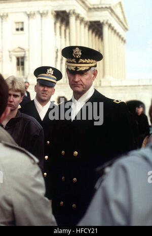 US-Armee Generalmajor Robert F. Foley, Commander Military District of Washington und Verwaltungsratspräsident der Streitkräfte Eröffnungskomitee (Mitte) bei einem Debriefing nach Abschluss der militärischen Generalprobe für die Presidential Inaugural hört. Ostfassade von der US-Hauptstadt Building, Washington, DC, 12. Januar 1997. Robert F Foley - Jan 1997 Stockfoto