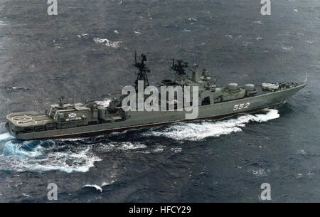 Aerial Steuerbord Quartal Blick auf der Udaloy-Klasse Lenkwaffenzerstörer ADMIRAL TRIBUTS (BPK-552) auf dem Weg zu der russischen Pazifikflotte anzuschließen. AdmiralTributs1992 Stockfoto