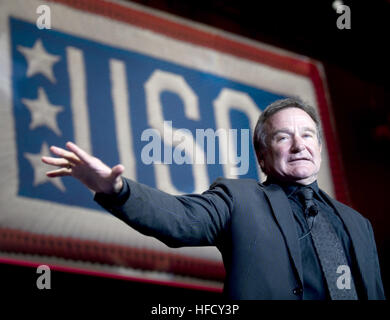 081001-N-0696M-339-Komiker und Schauspieler Robin Williams führt bei der 2008 USO World Gala, Marriott Wardham Park Hotel, Washington, D.C., 1. Oktober 2008. (Foto: DoD Mass Communication Specialist 1. Klasse Chad J. McNeeley/freigegeben) Robin Williams im Jahr 2008 Stockfoto