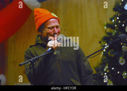 071220-M-9719V-185 KUBAL, Afghanistan (20. Dezember 2007) Komiker Robin Williams führt für militärische Männer und Frauen im Rahmen eines United Service Organisation (USO) zeigen an Bord Camp Phoenix. US Marine Corps Foto von Staff Sgt Luis P. Valdespino Jr (freigegeben) Robin Williams in Camp Phoenix Stockfoto