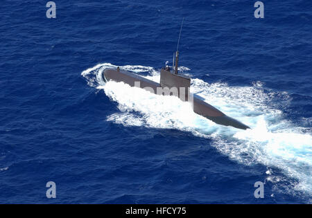 020708-N-4441P-004 pazifischen MISSLIE RANGE Anlage, BARKING SANDS, KAUAI (8. Juli 2001) - Republik Korea u-Boot-Nadaeyung (SS-069) Oberflächen nach dem Start ist Harpoon-Anti-Schiffs-Rakete (AGM-84) am stillgelegten Schiff White Plains (AFS 4) während einer SINKEX während RIMPAC 2002.  Ein SINKEX Möglichkeit Einheiten die, live Kampfmittel, für viele der teilnehmenden Länder zu starten ist es die einzige Möglichkeit bekommen sie das ganze Jahr.  Rand des Pazifik (RIMPAC) ist die größte maritime Übung in der Asien-Pazifik-Region zusammenbringen Streitkräfte aus acht verschiedenen Nationen (Kanad Stockfoto