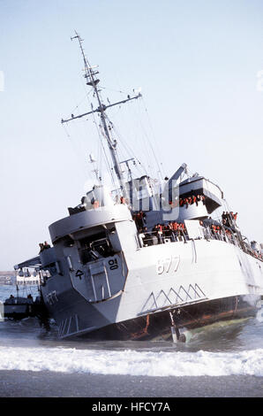 Einen strengen Blick auf eine Republik Korea Tank Landung Schiff strandete, die am Strand während der Übung Teamgeist 83. ROKS Suyeong (LST 677) Stockfoto