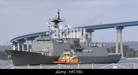 061017-N-8878B-070 San Diego (17. Oktober 2006) - The Korean Schiff Dae Jo Yeong (DDG-977), orientiert sich in Naval Base San Diego mit Hilfe von einem Schlepper nach Tod unter die Coronado Bridge. Die Republik Korea NavyÕs Besuch in San Diego ist zur Unterstützung der Schulungsaufwand und Interaktion mit Freunden und Verbündeten. Foto: U.S. Navy Masse Kommunikation Spezialist Seemann Michael C. Barton (freigegeben) RoK Kriegsschiff Dae Jo Yeong (DDG-977) Stockfoto