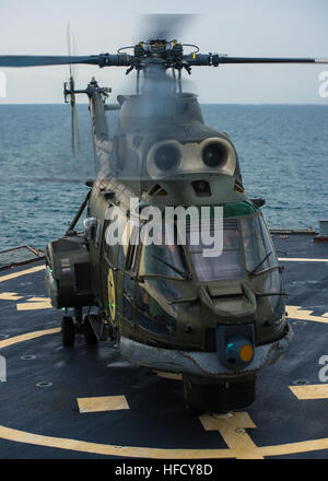 150527-N-FQ994-126 Schwarzmeer (27. Mai 2015) A rumänische Marine IAR-330 mittlere Hubschrauber führt Flugbetrieb an Bord USS Ross (DDG 71) 27. Mai 2015.  Ross, ein Zerstörer der Arleigh-Burke-Klasse-geführte Flugkörper in Rota, Spanien, nach vorne bereitgestellt führt Marinebetriebe in den USA 6. Flotte Bereich der Maßnahmen zur Erhöhung der Sicherheit der Vereinigten Staaten in Europa interessiert. (Foto: U.S. Navy Mass Communication Specialist 3. Klasse Robert S. Price/freigegeben) Rumänische Marine IAR-330 mittlere Hubschrauber führt Flugbetrieb an Bord USS Ross (2) Stockfoto