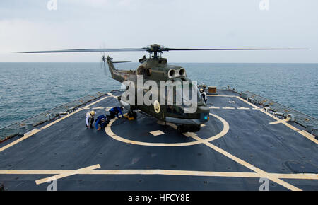 150527-N-FQ994-110 Schwarzmeer (27. Mai 2015) A rumänische Marine IAR-330 mittlere Hubschrauber führt Flugbetrieb an Bord USS Ross (DDG 71) 27. Mai 2015. Ross, ein Zerstörer der Arleigh-Burke-Klasse-geführte Flugkörper in Rota, Spanien, nach vorne bereitgestellt führt Marinebetriebe in den USA 6. Flotte Bereich der Maßnahmen zur Erhöhung der Sicherheit der Vereinigten Staaten in Europa interessiert. (Foto: U.S. Navy Mass Communication Specialist 3. Klasse Robert S. Price/freigegeben) Rumänische Marine IAR-330 mittlere Hubschrauber führt Flugbetrieb an Bord USS Ross (1) Stockfoto