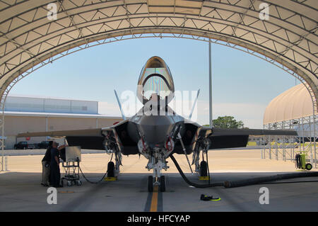 F-35C Lightning II der VFA-101 wird von den Lockheed Martin-Technikern auf der Eglin Air Force Base routinemäßig gewartet und unterstützt so die Ausbildung zum Flottenaustausch und die Einsatzbereitschaft für die US Navy-Luftfahrt. Stockfoto