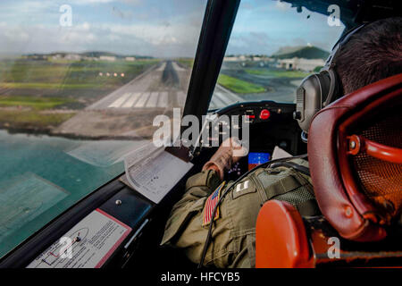 150714-N-MV308-001 KANEOHE BAY auf Hawaii (14. Juli 2015) Lt. Christopher Malherek, zugewiesen "Steinadler" des Patrol Squadron (VP) 9, bereitet sich auf eine P - 3 C Orion Seefernaufklärer während einer routinemäßigen Übungsflug für das Geschwader erweiterte Readiness Programm landen. VP-9 engagiert sich bei der Vorbereitung ihres Lebenszyklus Inter Einsatz-Bereitschaft, Durchführung von Übungen und Wartung, operative Leistung und Effizienz zu maximieren. (Foto: U.S. Navy Mass Communication Specialist 3. Klasse Amber Porter/freigegeben) Routinemäßigen Übungsflug 150714-N-MV308-001 Stockfoto
