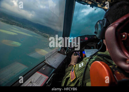 150714-N-MV308-184 KANEOHE BAY auf Hawaii (14. Juli 2015) Lt. Christopher Malherek, zugewiesen "Steinadler" des Patrol Squadron (VP) 9, Piloten eine P - 3 C Orion maritime Patrouille Flugzeug während einer routinemäßigen Übungsflug für das Geschwader erweiterte Readiness Programm. VP-9 engagiert sich bei der Vorbereitung ihres Lebenszyklus Inter Einsatz-Bereitschaft, Durchführung von Übungen und Wartung, operative Leistung und Effizienz zu maximieren. (Foto: U.S. Navy Mass Communication Specialist 3. Klasse Amber Porter/freigegeben) Routinemäßigen Übungsflug 150714-N-MV308-184 Stockfoto