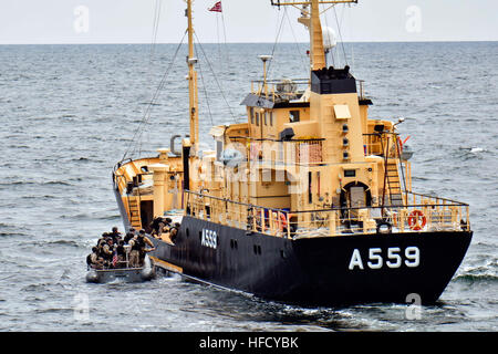 150617-N-IY633-102 Ostsee (17. Juni 2015) Boarding-Team-Mitglieder vom geführte Flugkörper Kreuzer USS Vicksburg (CG-69) an Bord während der maritime Interdiction Betrieb Ausbildung im Rahmen der Übung Baltic Operations (BALTOPS) 2015 HDMS Sleipner (A 559). BALTOPS ist eine jährliche multinationalen Übung entwickelt, um Flexibilität und Interoperabilität zu verbessern, sowie lösen von Alliierten und Partner zwingt, um die Baltische Region zu verteidigen. (Foto: U.S. Navy Mass Communication Specialist 2. Klasse Amanda S. Kitchner/freigegeben) Königliche Dänische Marine auxiliary KDM Sleipner (A559) im Gange im Juni 2015 Stockfoto