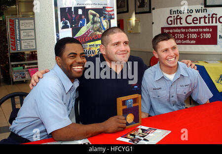 021127-N-3503M-001 Naval Air Facility, Atsugi, Japan (27. November 2002)--US Navy Zahntechniker Gerrick Garet aus Los Angeles, Kalifornien, und Anthony Shepherd von Dayton, Iowa, Pose mit Olympischen Ringen Gold Medalist Rulon Gardner.  Die 2000 Olympischen Ringen Champ Atsugi, Japan, als Zeichen seiner Wertschätzung für Streitkräfte stationiert in der Region besucht.  Foto: U.S. Navy des Fotografen Mate 2. Klasse Joshua C. Millage.  (FREIGEGEBEN) Rulon Gardner 2002 Stockfoto