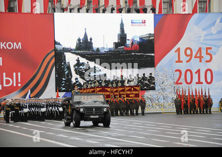 100510-N-9815 L-028 ST. PETERSBURG, Russland (10. Mai 2010) A russische Ehrengarde marschiert während der Eröffnungsfeier des 65. Jahrestages des Sieges im Europa-Day-Parade. Der russische Verteidigungsminister lud Vice Admiral Harry B. Harris Jr., Kommandant der US 6. Flotte und die Crew der geführte Raketen Fregatte USS Kauffman (FFG-59), an der Feier teilzunehmen. (Foto: U.S. Navy Mass Communication Specialist 2. Klasse William Pittman/freigegeben) Russische Siegesparade in St. Petersburg Stockfoto