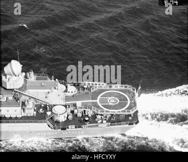 Eine partielle Luftbilder Backbordseite Anzeigen des sowjetischen Slava Klasse Guided Missile Cruiser Marschall USTINOV im Gange, zeigt das Schiff oben Kuppel Feuerleitradar links und ein Hubschrauber Flugdeck am Heck. SA-N-4 Stockfoto