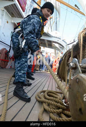 140326-N-XP344-098 Atlantik (26. März 2014) Quartiermeister Seemann Samantha Hurtado, von Delano, Kalifornien, zugeordnet der USS Constitution, beteiligt sich an einer Linie Umgang mit Evolution beim Segeln an Bord der US-Küstenwache USCGC Adler (WIX-327). Hurtado war einer der zehn Seeleute von Old Ironsides zur Teilnahme an einer 15-tägigen unterwegs an Bord der 77 Jahre alte Viermastbark als Training Cutter für die U.S. Coast Guard Academy verwendet. (Foto: U.S. Navy Masse Kommunikation Spezialist Seemann Victoria Kinney/freigegeben) Sailing Evolution 140326-N-XP344-098 Stockfoto