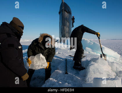 ARCTIC CIRCLE (14. März 2016) Matrosen und Zivilisten, zugeordnet zu Arctic-u-Boot-Lab, klar das Eis von der Luke der USS Hampton (SSN-767) während Eis Übung (ICEX) 2016. ICEX 2016 ist eine fünfwöchige Übung zu forschen, testen und bewerten die Einsatzfähigkeit in der Region entwickelt. ICEX 2016 können die US-Marine zu beurteilen Einsatzbereitschaft in der Arktis, Erfahrung in der Region zu erhöhen, Verständnis von der Arktis und Partnerschaften und Kooperationen zu entwickeln. (Foto: U.S. Navy Mass Communication Specialist 2. Klasse Tyler Thompson) 160314-N-QA919-151 J Stockfoto