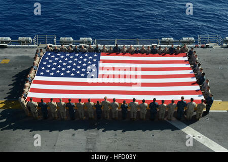 Rotes Meer (4. Juni 2013) Matrosen und Marinesoldaten Anzeigen der nationalen Flagge zu Ehren des Independence Day auf amphibischer Angriff Schiff USS Kearsarge (LHD-3). Kearsarge ist das Flaggschiff für die Kearsarge amphibische bereit Gruppe und mit der eingeschifften 26. Marine Expeditionary Unit (26. MEU) wird eingesetzt zur Unterstützung der Sicherheit im Seeverkehr Operationen und Sicherheitsbemühungen Zusammenarbeit Theater in den USA 5. Flotte Aufgabengebiet. (Foto: U.S. Navy Mass Communication Specialist 3. Klasse Chelsea Mandello/freigegeben) 130704-N-XZ031-272 beitreten das Gespräch http://www.navy.mil/viewGallery.asp Htt Stockfoto