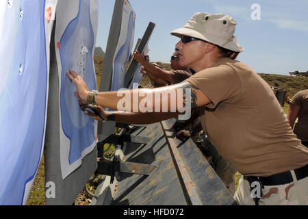 GUANTANAMO BAY auf Kuba – Navy Waffenwart 1. Klasse Laryl Helberg, ein Training Instructor mit Joint Task Force Guantanamo Marine Expeditionary Wachbataillon, Klasse ein Ziel während eines Waffen-Qualifikation am Luv Pistole Bereich, 19. Juli 2010. Die NEGB bietet einen Anteil JTF Guantanamo Wache Kraft. JTF Guantanamo bietet sichere, humane, legale, transparente Pflege und Obhut der Gefangenen, einschließlich der Militärkommission und die verurteilten freigegeben von einem Gericht angeordnete. Die JTF führt Intelligenzansammlung, Analyse und Verbreitung für den Schutz von Insassen und Personal Stockfoto