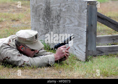 GUANTANAMO BAY auf Kuba – Navy Waffenwart 1. Klasse Michael Mrugalski, eine Wache mit Joint Task Force Guantanamo Marine Expeditionary Guard Battalion, Brände, die ein Rollout-Service Pistole während eines Waffen-Qualifikation am Luv Pistole Bereich, 19. Juli 2010. Die NEGB bietet einen Anteil JTF Guantanamo Wache Kraft. JTF Guantanamo bietet sichere, humane, legale, transparente Pflege und Obhut der Gefangenen, einschließlich der Militärkommission und die verurteilten freigegeben von einem Gericht angeordnete. Die JTF führt Intelligenzansammlung, Analyse und Verbreitung für den Schutz von Gefangenen und personn Stockfoto