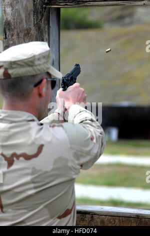 GUANTANAMO BAY auf Kuba – Navy Waffenwart 1. Klasse Michael Mrugalski, eine Wache mit Joint Task Force Guantanamo Marine Expeditionary Guard Battalion, Brände, die ein Rollout-Service Pistole während eines Waffen-Qualifikation am Luv Pistole Bereich, 19. Juli 2010. Die NEGB bietet einen Anteil JTF Guantanamo Wache Kraft. JTF Guantanamo bietet sichere, humane, legale, transparente Pflege und Obhut der Gefangenen, einschließlich der Militärkommission und die verurteilten freigegeben von einem Gericht angeordnete. Die JTF führt Intelligenzansammlung, Analyse und Verbreitung für den Schutz von Gefangenen und personn Stockfoto