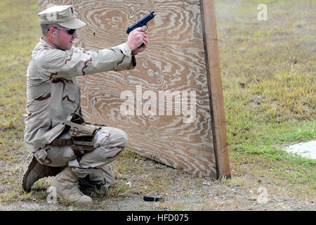 GUANTANAMO BAY auf Kuba – Navy Waffenwart 1. Klasse Michael Mrugalski, eine Wache mit Joint Task Force Guantanamo Marine Expeditionary Guard Battalion, Brände, die ein Rollout-Service Pistole während eines Waffen-Qualifikation am Luv Pistole Bereich, 19. Juli 2010. Die NEGB bietet einen Anteil JTF Guantanamo Wache Kraft. JTF Guantanamo bietet sichere, humane, legale, transparente Pflege und Obhut der Gefangenen, einschließlich der Militärkommission und die verurteilten freigegeben von einem Gericht angeordnete. Die JTF führt Intelligenzansammlung, Analyse und Verbreitung für den Schutz von Gefangenen und personn Stockfoto