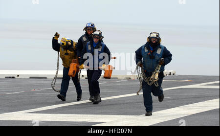 Atlantik (28. Januar 2013) Segler tragen Unterlegkeile und Ketten über das Flugdeck des Flugzeugträgers USS George H.W. Bush (CVN-77). George H.W. Bush führt Schulungen und Träger Qualifikationen im Atlantischen Ozean. (Foto: U.S. Navy Mass Communication Specialist 3. Klasse Kevin J. Steinberg/freigegeben) 130128-N-TB177-590 beitreten das Gespräch http://www.facebook.com/USNavy http://www.twitter.com/USNavy http://navylive.dodlive.mil Matrosen tragen Unterlegkeile und Ketten. (8430022678) Stockfoto