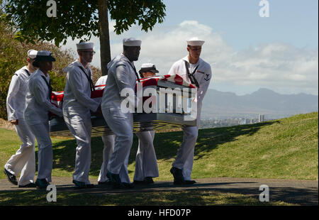 HONOLULU (18. März 2016) Segler aus der gemeinsamen Basis Pearl Harbor-Hickam Ehrungen und Zeremonien tragen die Überreste von Ensign Lewis Stockdale, der während des Angriffs auf Pearl Harbor, während einer Zeremonie umgebettet auf den National Memorial Cemetery of Pacific bei Punchbowl getötet wurde. Stockdale Überreste wurden vor kurzem festgestellt und er wurde mit allen militärischen Ehren beigesetzt. (Foto: U.S. Navy Mass Communication Specialist 2. Klasse Laurie Dexter/freigegeben) 160318-N-GI544-059 mitreden: http://www.navy.mil/viewGallery.asp http://www.facebook.com/USNavy http://www.twitter.com/USNavy Htt Stockfoto