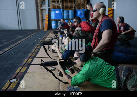 Arabisches Meer (17. November 2012) Segler Feuer M16 Gewehre während einer Qualifikation Übung an Bord des Flugzeugträgers USS John C. Stennis (CVN-74). John C. Stennis ist in den USA bereitgestellt 5. Flotte Aufgabengebiet Durchführung von maritimer Sicherheitsoperationen, Theater Sicherheitsbemühungen Zusammenarbeit und Unterstützung Missionen für die Operation Enduring Freedom. (Foto: U.S. Navy Mass Communication Specialist 3. Klasse Kenneth Abbate/freigegeben) 121117-N-OY799-071 beitreten das Gespräch http://www.facebook.com/USNavy http://www.twitter.com/USNavy http://navylive.dodlive.mil Segler Feuer M16s auf hoher See. (8202184639) Stockfoto