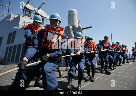 Arabisches Meer (6. November 2012) Seeleute an Bord der geführte Flugkörper Zerstörer USS Jason Dunham (DDG-109) Griff eine Linie während Nachschub auf See mit der Royal Navy Fleet Auxiliary schnelle Flotte Tanker RFA Wave Herrscher (A390). Jason Dunham ist in den USA bereitgestellt 5. Flotte Aufgabengebiet Durchführung von maritimer Sicherheitsoperationen, Theater Sicherheitsbemühungen Zusammenarbeit und Unterstützung Missionen für die Operation Enduring Freedom. (Foto: U.S. Navy Mass Communication Specialist 2. Klasse Deven B. King/freigegeben) 121106-N-XQ375-067 beitreten das Gespräch http://www.facebook.com/USNavy http://www.twitter.com/U Stockfoto